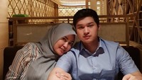 Bersama anak laki-lakinya, Irna sedang berada di restoran sushi. Welcome home my king, tulisnya di keterangan foto. Foto: Instagram irnadimyati