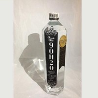 Mungkin ini air minum dalam kemasan termahal yang pernah ada. Beverly Hills 90H20 Luxy Collection Diamond Edition merupakan air minum yang dijual seharga Rp 1,4 miliar per botolnya. Air minum di dalam kemasan mewah ini berasal dari mata air Pegunungan Sierra Nevada. Kaya akan mineral seperti potassium dan kalsium, juga kandungan mineral lain yang membuat rasanya lebih segar. Kemewahan ada pada botolnya. Dirancang oleh desainer perhiasan Mario Padilla, botol hadir dengan tutup terbuat dari emas putih 14 karat dan dihiasi taburan 250 berlian hitam. Hanya ada sembilan botol di dunia. Foto: istimewa