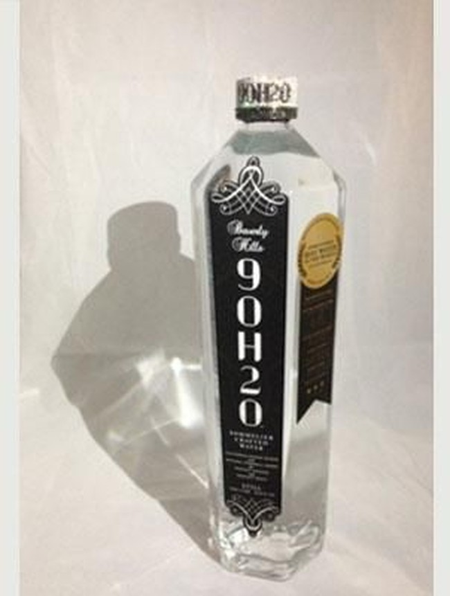 Mungkin ini air minum dalam kemasan termahal yang pernah ada. Beverly Hills 90H20 Luxy Collection Diamond Edition merupakan air minum yang dijual seharga Rp 1,4 miliar per botolnya. Air minum di dalam kemasan mewah ini berasal dari mata air Pegunungan Sierra Nevada. Kaya akan mineral seperti potassium dan kalsium, juga kandungan mineral lain yang membuat rasanya lebih segar. Kemewahan ada pada botolnya. Dirancang oleh desainer perhiasan Mario Padilla, botol hadir dengan tutup terbuat dari emas putih 14 karat dan dihiasi taburan 250 berlian hitam. Hanya ada sembilan botol di dunia. Foto: istimewa