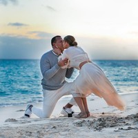 Resmi bertunangan, keduanya pun berciuman mesra. Panorama hamparan laut dan langit biru kekuningan membuat momen tersebut terasa dramatis. A-Rod sepertinya sudah memperkirakan waktu yang tepat untuk melamar J-Lo. Untuk mengabadikan momen membahagiakan tersebut, A-Rod dikabarkan menggunakan jasa fotografer profesional. Foto: Instagram/@jlo