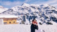Gayanya menikmati salju di Austria. (vjwoonsen/Instagram)