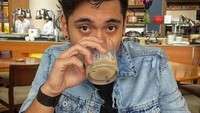 Begini gaya minum Giorgino saat di kafe. Slurp! Foto: Instagram@giorgino_abraham