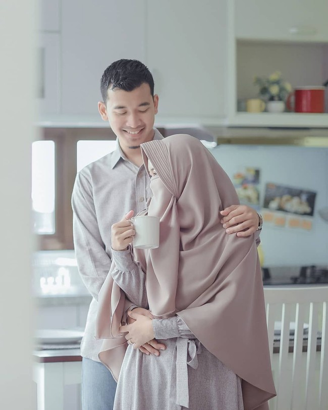 Uni Alfi juga aktif mengunggah video di Youtube. Ia dan suaminya kerap berbagi inspirasi seputara keagamaan di video-videonya. Kini, ia memiliki 16 ribu subsribers. Foto: Instagram/UniAlfi