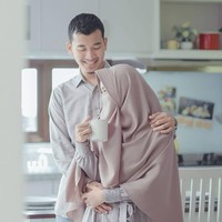 Uni Alfi juga aktif mengunggah video di Youtube. Ia dan suaminya kerap berbagi inspirasi seputara keagamaan di video-videonya. Kini, ia memiliki 16 ribu subsribers. Foto: Instagram/UniAlfi