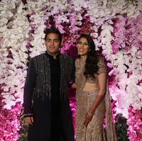 Akash dan Shlok Mehta bertunangan pada Juni 2018. Lamaran pada Shlok dilakukannya di depan keluarga mereka berdua di sebuah resort bintang lima di Goa, India. Foto: REUTERS/Francis Mascarenhas