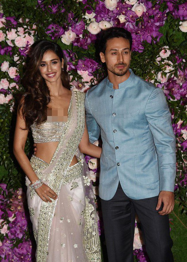 Aktris Bollywood Disha Patani tampil cantik dengan gaun bralet cantik dari Falguni Shane Peacock. Ia hadir bersama aktor Tiger Shroff. Foto: SUJIT JAISWAL / AFP