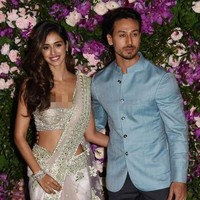 Aktris Bollywood Disha Patani tampil cantik dengan gaun bralet cantik dari Falguni Shane Peacock. Ia hadir bersama aktor Tiger Shroff. Foto: SUJIT JAISWAL / AFP