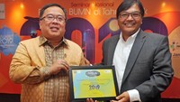Usai acara, Menteri PPN/Kepala Bappenas Bambang Brodjonegoro (kiri) menerima piagam penghargaan dari Managing Director Lembaga Management FEB Universitas Indonesia Toto Pranoto (kanan) usai mengisi acara. Foto: dok. Bappenas