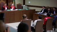 Sidang perdana keempat anggota DPRD Kalimantan Tengah itu beragendakan pembacaan dakwaan.