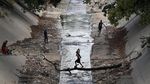 Krisis Air Bersih, Warga Venezuela Mandi di Gorong-gorong