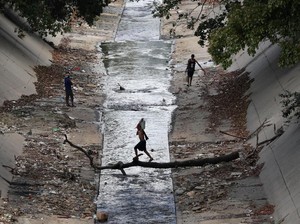 Diterpa Krisis, Warga Venezuela Ramai-ramai Rebutan Air di Sungai