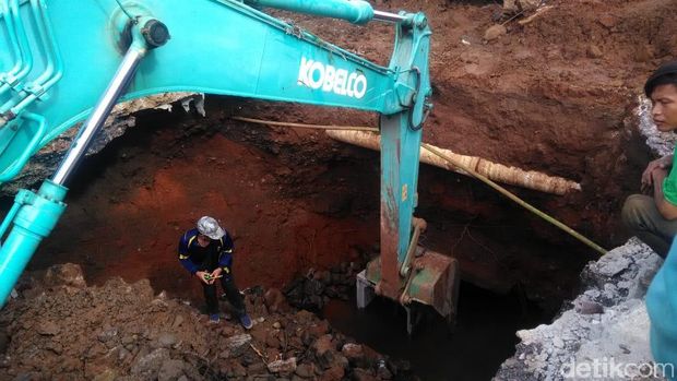 Ada Perbaikan Jalan Amblas di Serpong, Lalin Macet