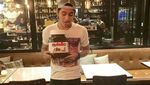 Pose Keren Giorgino Abraham Saat Nikmati Es Cincau dan Lemon