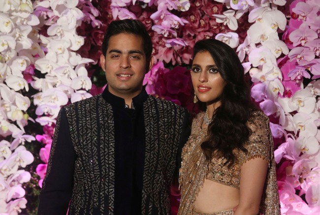 Akash Ambani dan Shloka Mehta saling mengenal sejak kecil. Keduanya pun bersekolah di tempat yang sama, namun baru berpacaran setelah lulus SMA. Foto: REUTERS/Francis Mascarenhas