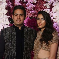 Akash Ambani dan Shloka Mehta saling mengenal sejak kecil. Keduanya pun bersekolah di tempat yang sama, namun baru berpacaran setelah lulus SMA. Foto: REUTERS/Francis Mascarenhas