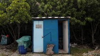 Di sejumlah bagian pantai di Pulau Untung Jawa nampak sepi dan tak terlihat aktivitas warga maupun wisatawan.