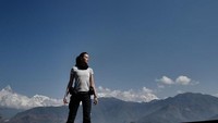 Setelah sempat heboh dengan fotonya bersama Gading Marten di Nepal, keduanya diketahui tengah liburan bareng bersama rekan artis. Sophia Latjuba tampak begitu gagah dengan latar Himalaya dari Sarangkot View Point (@sophia_latjuba88/Instagram)