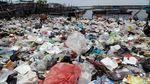 Potret Sampah Plastik Kepung Pulau Terluar Jakarta