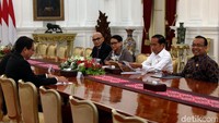 Kedatangan Menlu Thailand disambut Presiden Jokowi bersama Menteri Luar Negeri, Retno Marsudi, dan Menteri Sekretaris Negara, Pratikno, di salah satu ruangan Istana Merdeka, Jakarta.