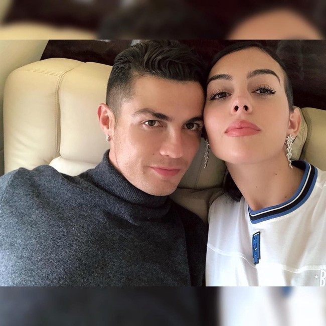 Georgina dan Ronaldo pertama kali bertemu di acara Dolce & Gabbana tahun lalu, sebelum mereka tertangkap kamera jalan berduaan di Paris pada November 2016. Setelah putus dari Irina Shayk pada 2015, CR7 terang-terangan tampil di hadapan umum bersama Georgina saat dirinya menerima penghargaan  Pemain Terbaik Dunia FIFA 2016 di Zurich. Foto: Dok. Instagram @georginarodriguez