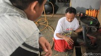 Sepeninggal bapaknya, 10 tahun silam, Zulkifli alias Pelo meneruskan usaha bengkel itu untuk membantu membiayai ibunya, Daeng Hawa yang kini berumur 59 tahun. Meski tak pernah mengenyam bangku sekolah, Zul mengaku, keahlian menjadi montir, ia dapatkan dari bapaknya. 