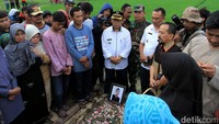 Selain keluarga dan warga sekitar, anggota Polsek Baleendah, Koramil Baleendah, dan Satpol PP Kecamatan Baleendah turut hadir di pemakaman Nuryanto.