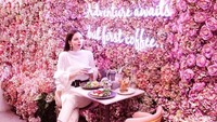 Spot ini jadi salah satu tempat favorit untuk berfoto. Ribuan bunga mawar berwarna pink seolah jadi background foto yang cantik. Foto: instagram elan_cafe