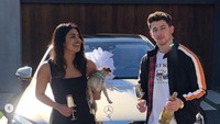 Nick pun memberikan istrinya itu sebuah Mercedes Maybach S650 seharga lebih dari 199 ribu dollar atau senilai Rp 2,85 miliar. Dok. Instagram/priyankachopra