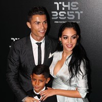 Pada November 2017 Georgina melahirkan anak Ronaldo. Meskipun sempat diisukan selingkuh saat Georgina tengah hamil, hubungan mereka tetap baik-baik saja hingga saat ini. Foto: Dok. Instagram @georginarodriguez