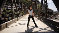 Kalau Sophia Latjuba, foto di tengah jembatan saja cantik. Rasanya masih tampak seperti ABG (@sophia_latjuba88/Instagram)