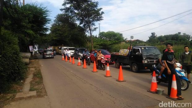 Ada Perbaikan Jalan Amblas di Serpong, Lalin Macet