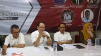 (Ki-ka) Analis Politik Adi Prayitno, moderator, Mantan Ketua Bawaslu Jabar Harminus Koto, Direktur Eksekutif IPI Karyono Wibowo, Ketua LBH Trisila Hasan Lumbanraja, dan Direktur Eksekutif Perludem Titi Anggraini saat menjadi pembicara dalam diskusi Pelanggaran Hukum dalam Pemilu 2019 dan Potensi Ancaman Demokrasi di Jakarta, Rabu (13/3/2019).