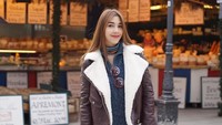 Dia suka jalan-jalan lho. Tidak hanya menikmati eksitosnya Thailand, namun juga ke luar negeri. (vjwoonsen/Instagram)