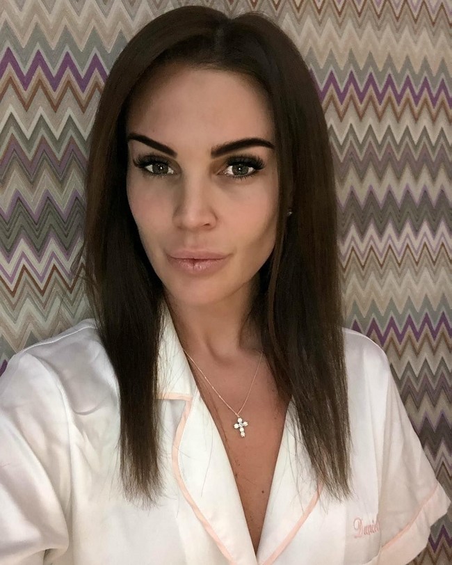 Aku hampir mati di meja operasi. Terjadi penggumpalan darah dan aku kehilangan enam litter darah, ucapnya, seperti dikutip Daily Star.  Foto: dok. Instagram (@missdlloyd)