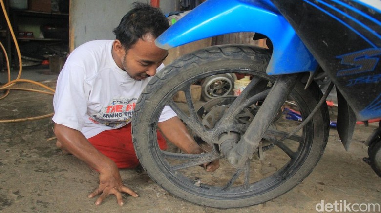 Zulkifli, Montir Difabel Asal Maros yang Pantang Menyerah. Foto: M Bakrie/detikcom Zulkifli, Montir Difabel Asal Maros yang Pantang Menyerah. Foto: M Bakrie/detikcom