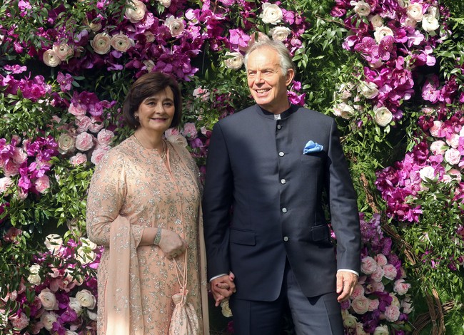 Pernikahan dihadiri orang-orang ternama mulai dari mantan Perdana Menteri Inggris Tony Blair hingga artis Aishwarya Rai. Mereka berpose dengan latar belakang backdrop penuh bunga yang tak kalah mewah. Foto: REUTERS/Francis Mascarenhas