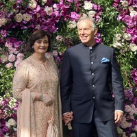 Pernikahan dihadiri orang-orang ternama mulai dari mantan Perdana Menteri Inggris Tony Blair hingga artis Aishwarya Rai. Mereka berpose dengan latar belakang backdrop penuh bunga yang tak kalah mewah. Foto: REUTERS/Francis Mascarenhas