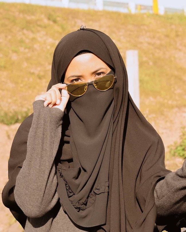 Selain menjadi selebgram, Uni Alfi juga menjalankan bisnis busana muslim. Uni juga digandeng menjadi brand ambassador sebuah brand busana muslim syari bernama Hanem Indonesia. Foto: Instagram/UniAlfi