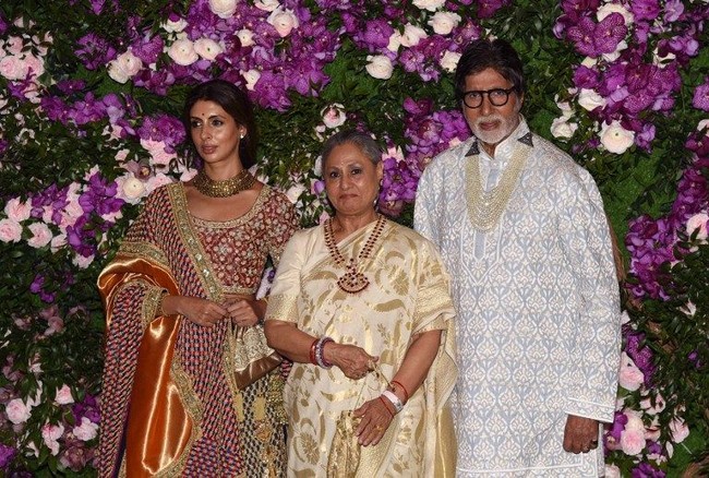 Aktor Amitabh Bachchan tampil dengan tunik putih bermotif. Ia datang bersama istri, Jaya, dan putrinya, Shweta Bachchan. Foto: SUJIT JAISWAL / AFP