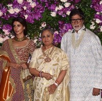 Aktor Amitabh Bachchan tampil dengan tunik putih bermotif. Ia datang bersama istri, Jaya, dan putrinya, Shweta Bachchan. Foto: SUJIT JAISWAL / AFP