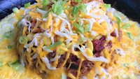 Mengawinkan nasi goreng dan parutan keju cheddar dan mozzarella dijamin puaskan selera pencinta keju. Rasa nasi gorengnya pasti lebih gurih. Foto: Instagram atlantaeatstv