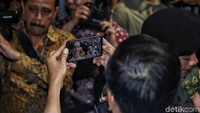 Begini aksi selfie Jokowi dan pedagang ikan di PIM Muara Baru.