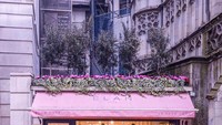 Kafe ini menempati bangunan mungil di Park Lane, Mayfair, London. Meskipun kecil, tapi bagian dalam kafe seolah memberikan suasana di negeri dongeng. Foto: instagram elan_cafe