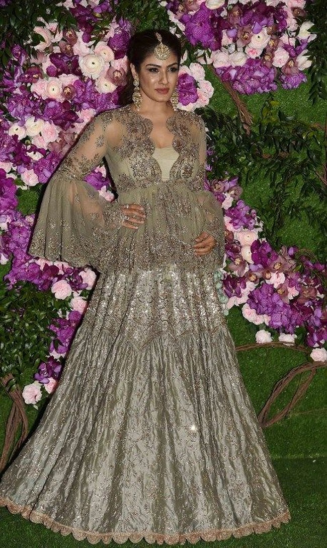 Aktris Raveena Tandon mencuri atensi dengan gaun brokat yang nampak mewah. Belum lagi perhiasan besar sebagai aksesori di kepalanya. Foto: SUJIT JAISWAL / AFP