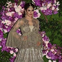 Aktris Raveena Tandon mencuri atensi dengan gaun brokat yang nampak mewah. Belum lagi perhiasan besar sebagai aksesori di kepalanya. Foto: SUJIT JAISWAL / AFP