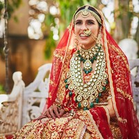 Siapa Shloka Mehta yang mulai pacaran dengan Akash Ambani saat mereka duduk di kelas tiga bangku SMA? Seperti dikutip dari Times Now, keluarga Shloka sama terpandangnya dengan keluarga Ambani di India. Ayahnya, Russell Mehta, adalah pendiri sekaligus pemilik dari perusahaan berlian Rosy Blue yang berbasis di Belgia. Perusahaan tersebut tercatat sebagai salah satu pedagang berlian terbesar di dunia. Kekayaan Russell menurut Business Today bernilai lebih dari Rp 6 triliun. Foto: Instagram