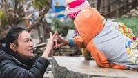 Berkunjung ke Nepal, Sophia taj melewatkan kesempatan untuk berinteraksi dengan warga lokal. Ini fotonya bareng anak-anak setempat (@sophia_latjuba88/Instagram)