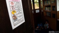 Tak sekadar taman bermain, RPTRA di Pulau Untung Jawa ini juga dilengkapi dengan sebuah perpustakaan mini berisi beragam buku bacaan anak yang menarik.