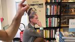 Viral! Foto Keren dari Penjaga Toko Buku di Prancis