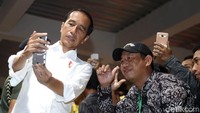 Aksi Jokowi selfie dengan para pedagang PIM Muara Baru.